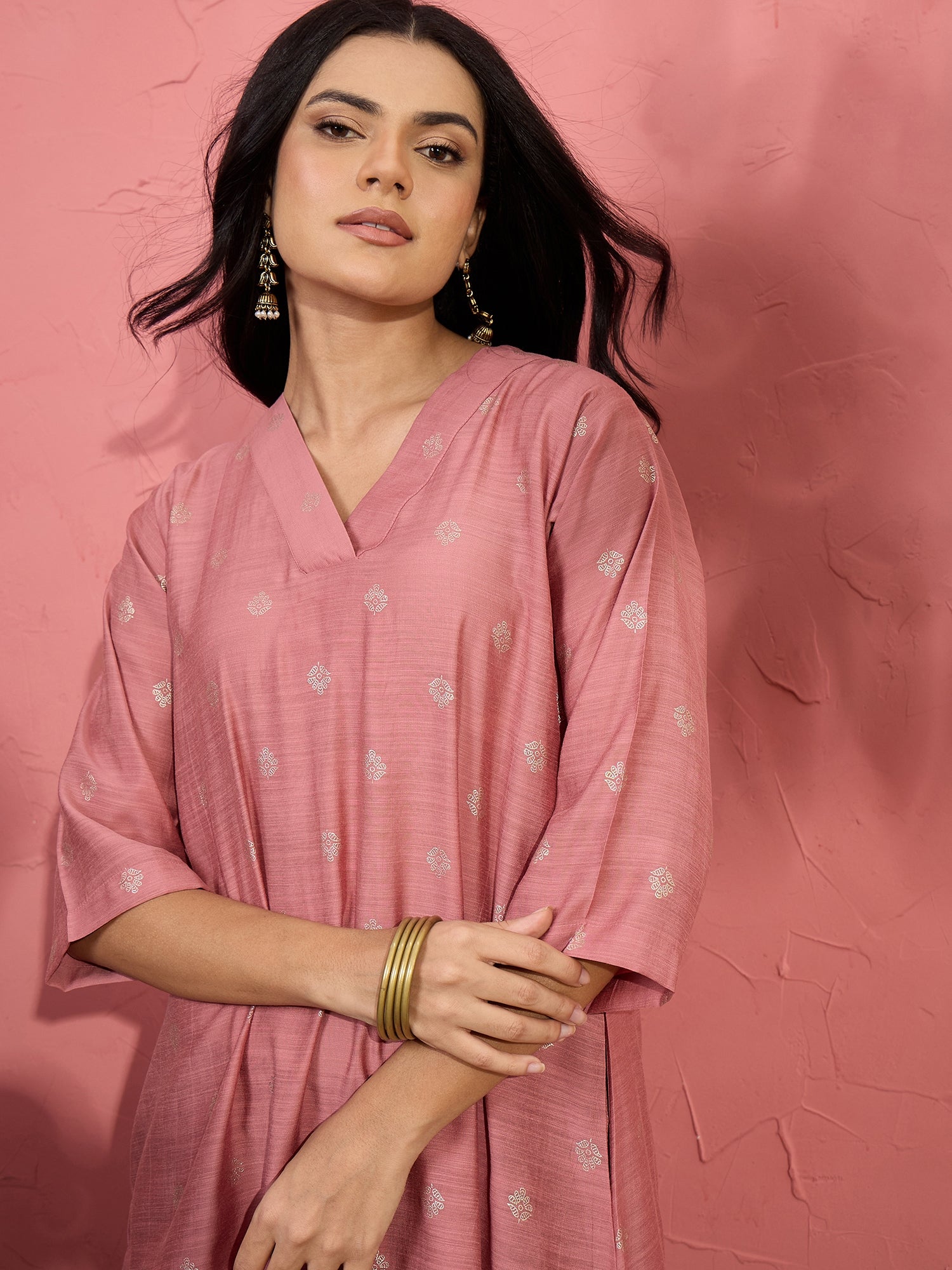 Peach & Red Foil V-Neck Kurta Set (To be dispatched in 7 -10 days)