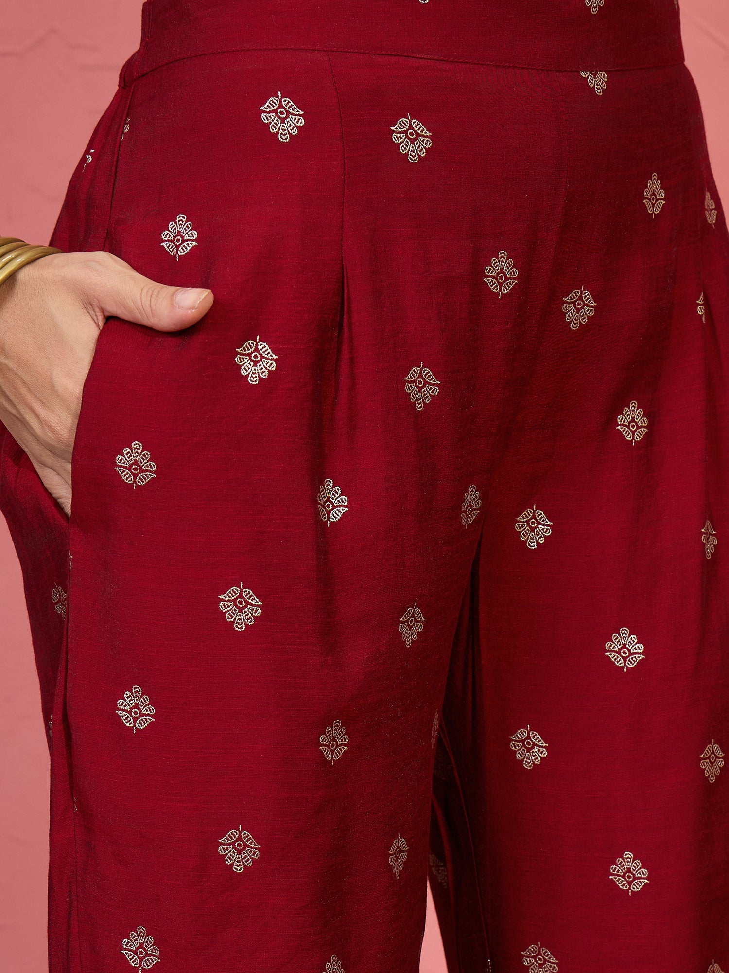 Peach & Red Foil V-Neck Kurta Set (To be dispatched in 7 -10 days)