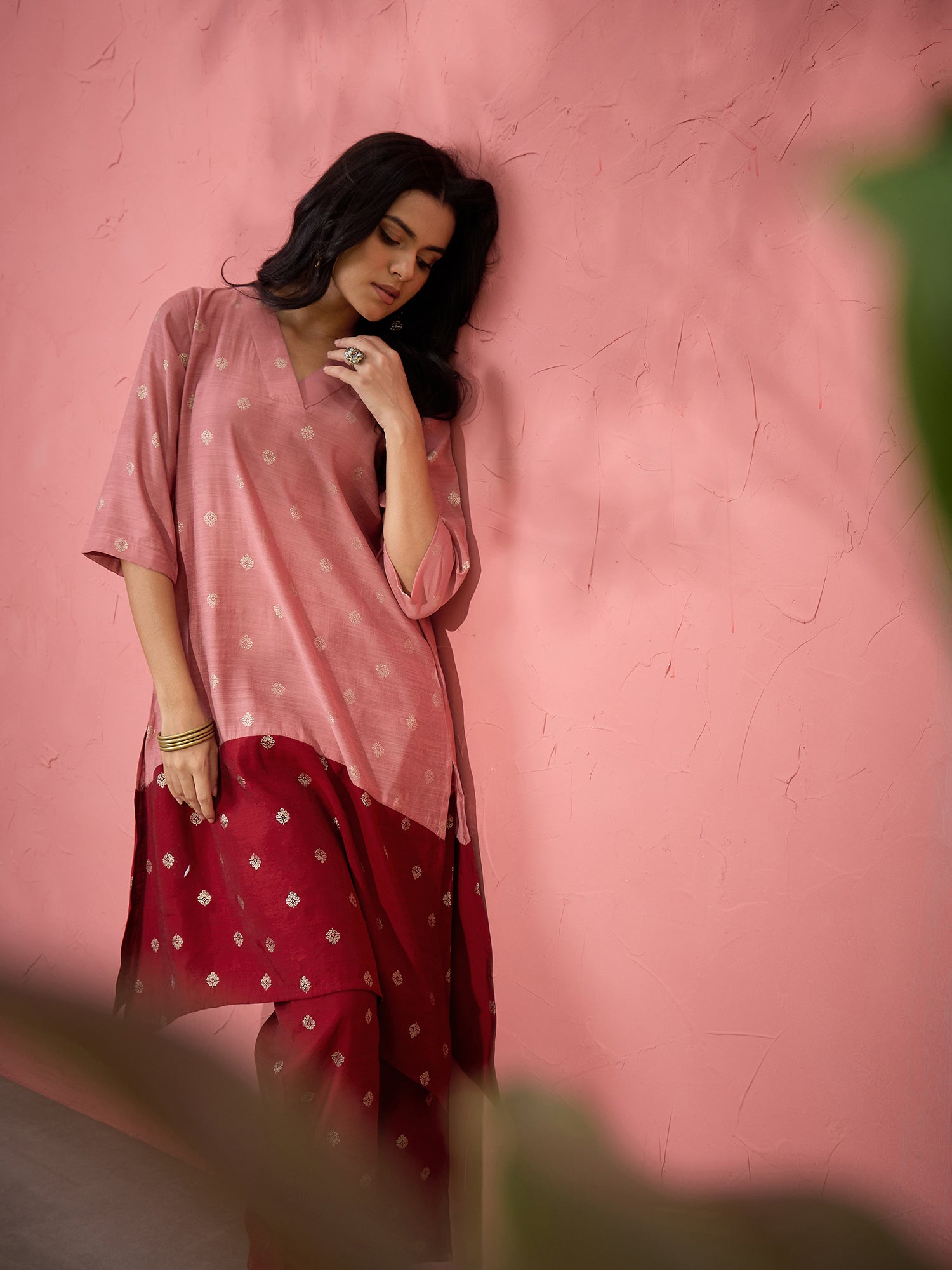 Peach & Red Foil V-Neck Kurta Set (To be dispatched in 7 -10 days)