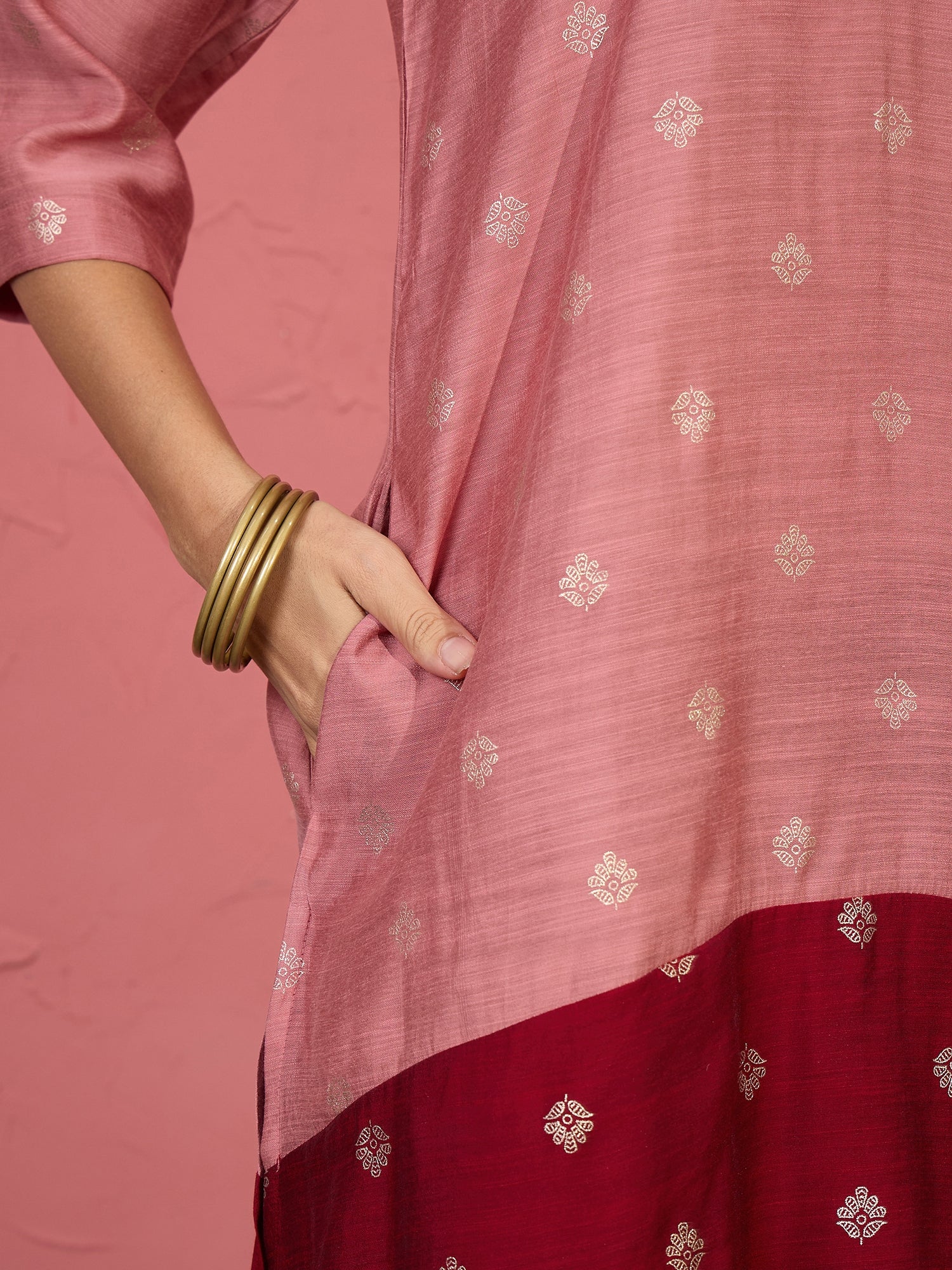 Peach & Red Foil V-Neck Kurta Set (To be dispatched in 7 -10 days)