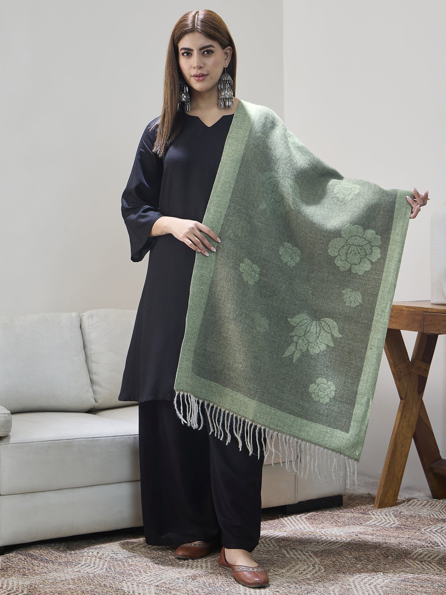 PISTA GREEN THREAD TASSEL SHAWL