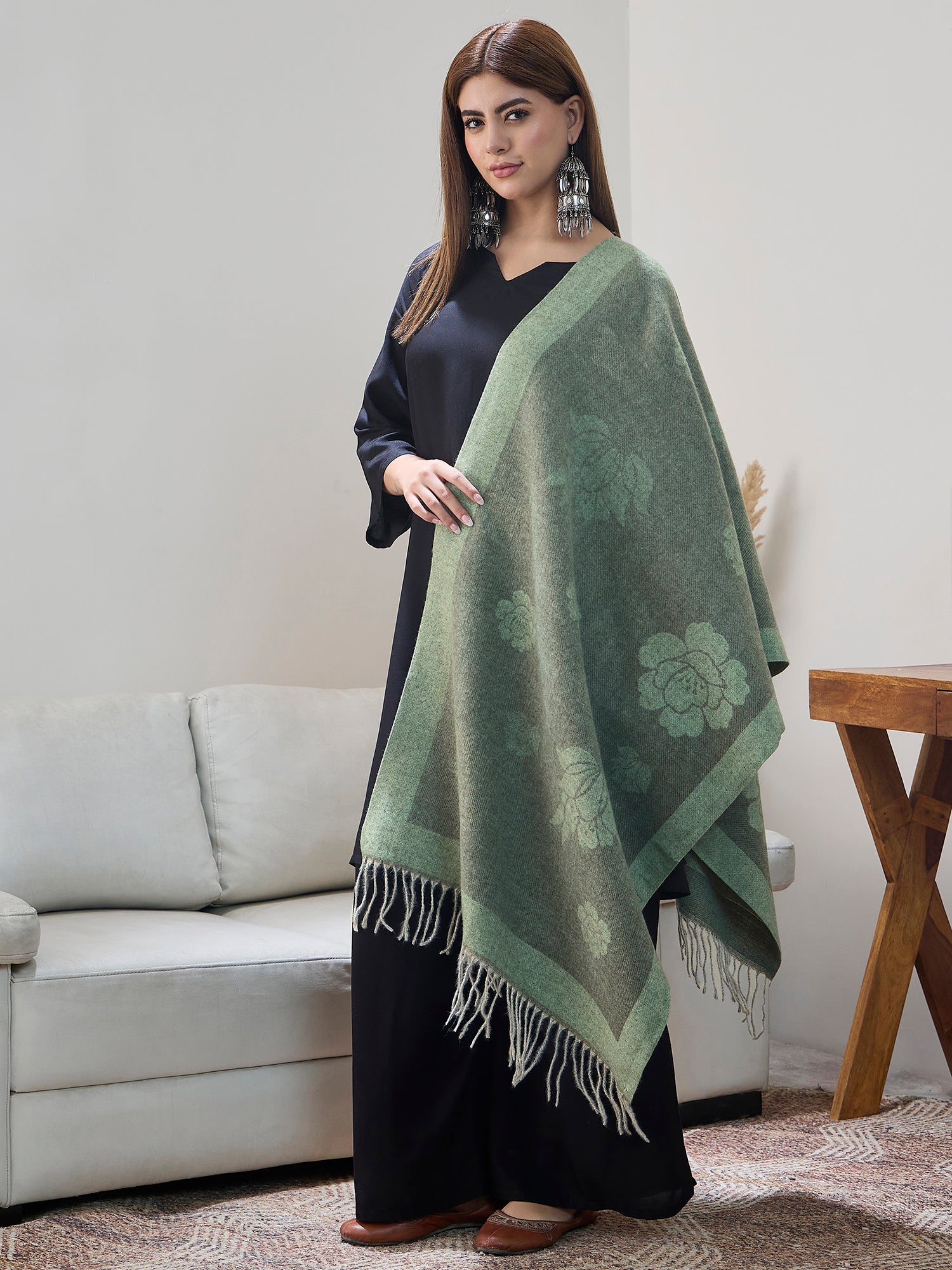 PISTA GREEN THREAD TASSEL SHAWL
