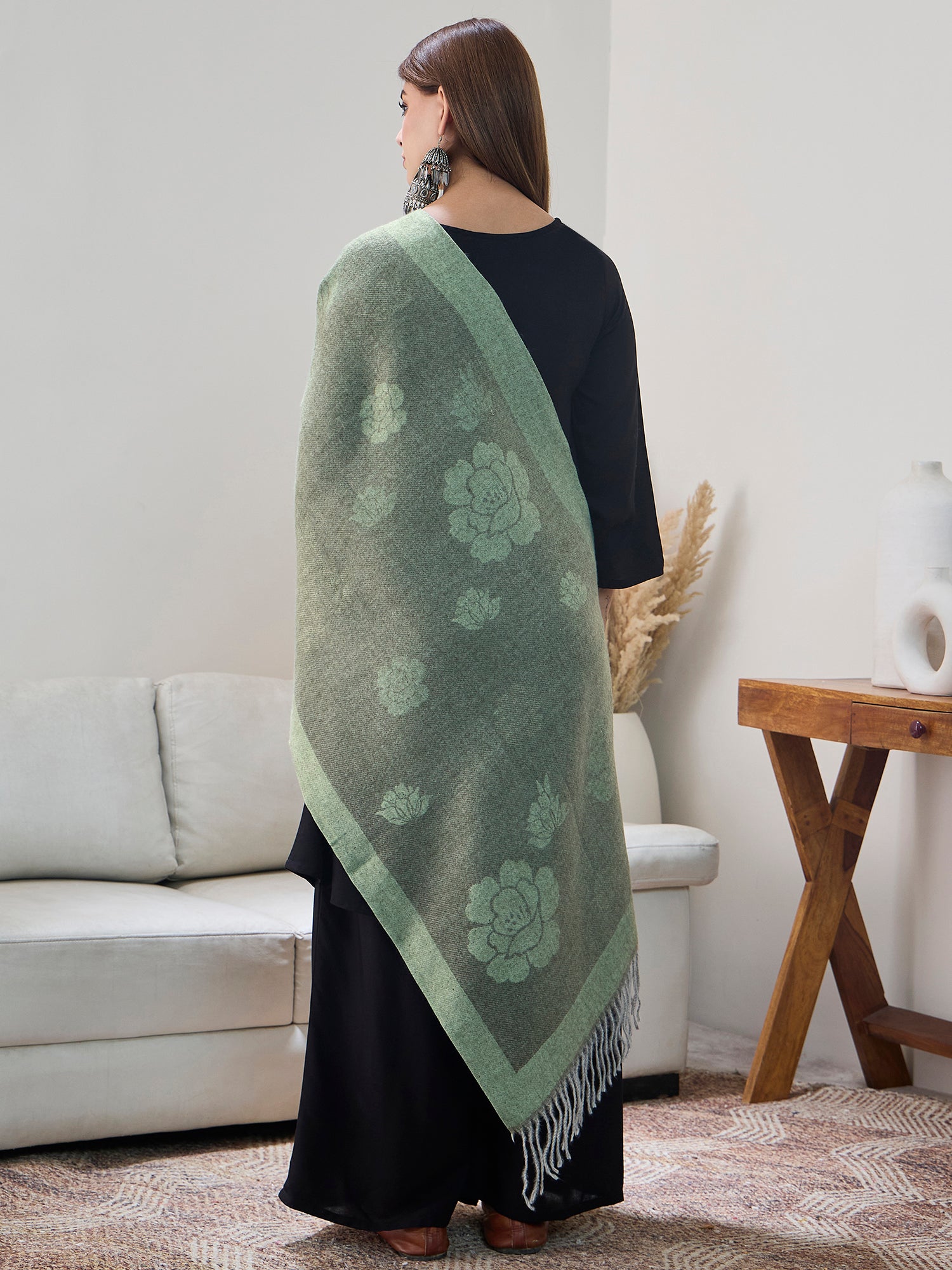 PISTA GREEN THREAD TASSEL SHAWL