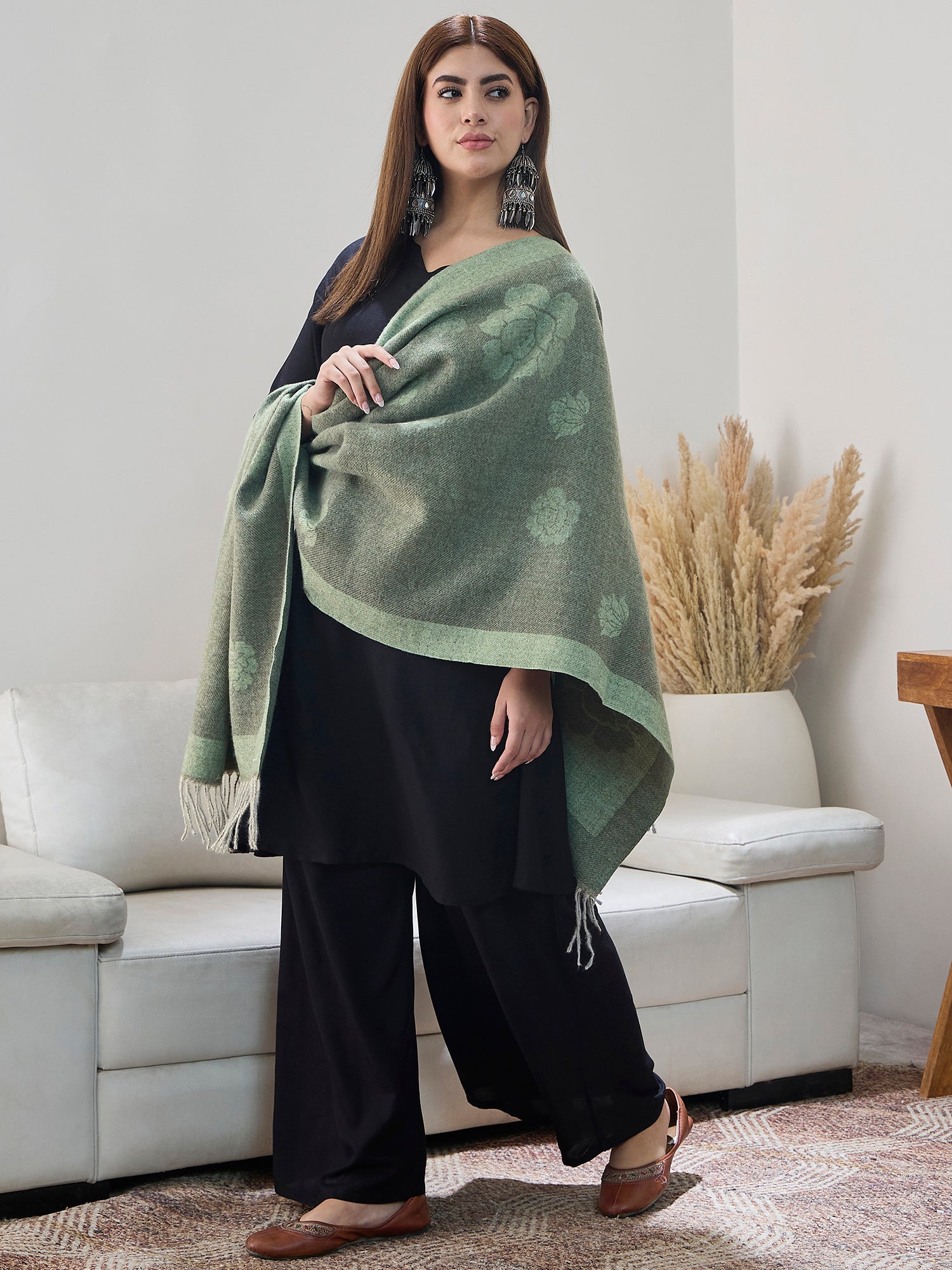 PISTA GREEN THREAD TASSEL SHAWL