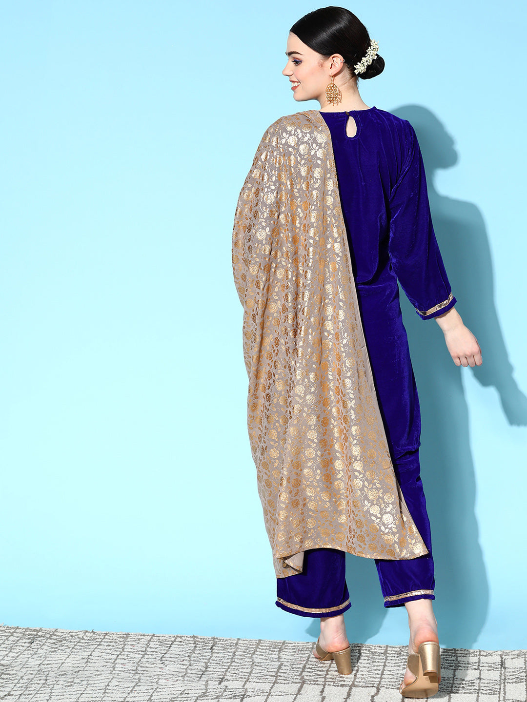 Blue Velvet Kurta Set With Grey Gold Foil Georgette Dupatta