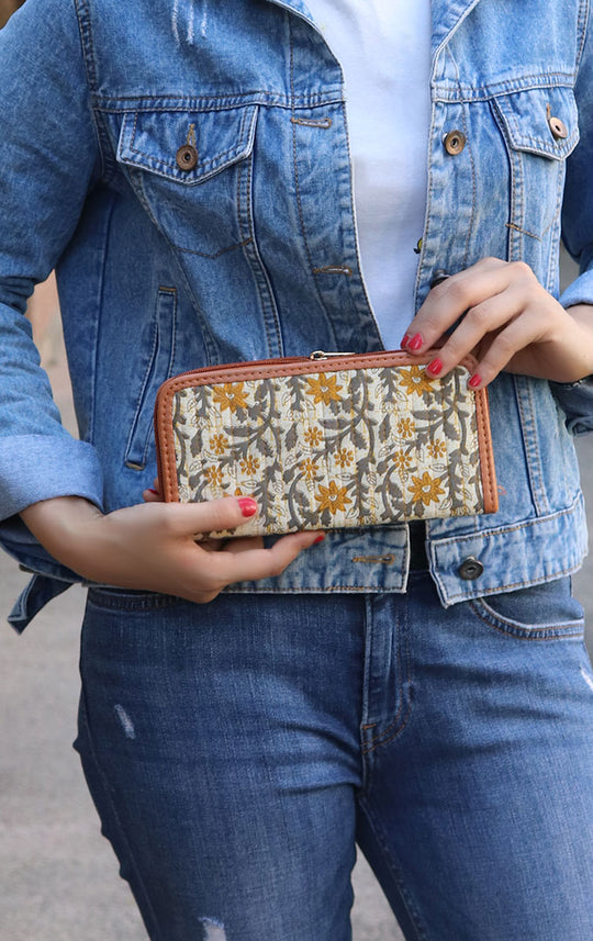 AN AESTHETIC PLEASURE PURSE