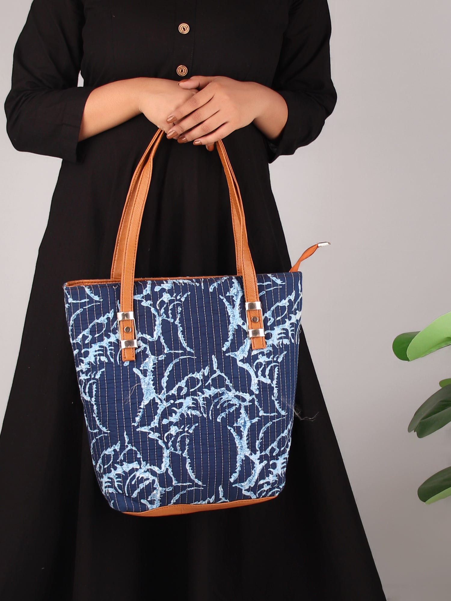 ABSTRACT FLOWERS TOTE BAG